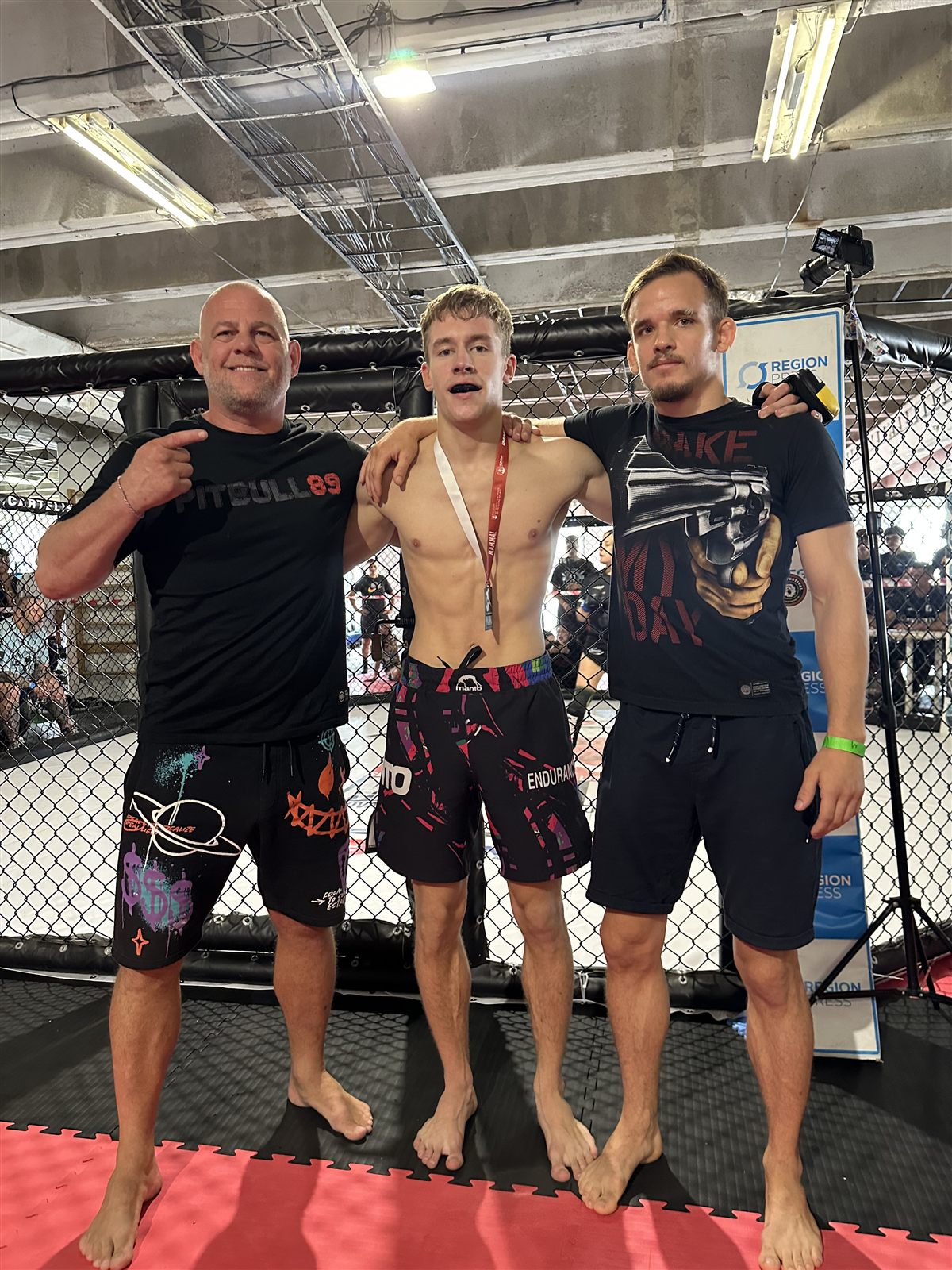 Športovci Wolf Fight Club v klietke pred zápasom