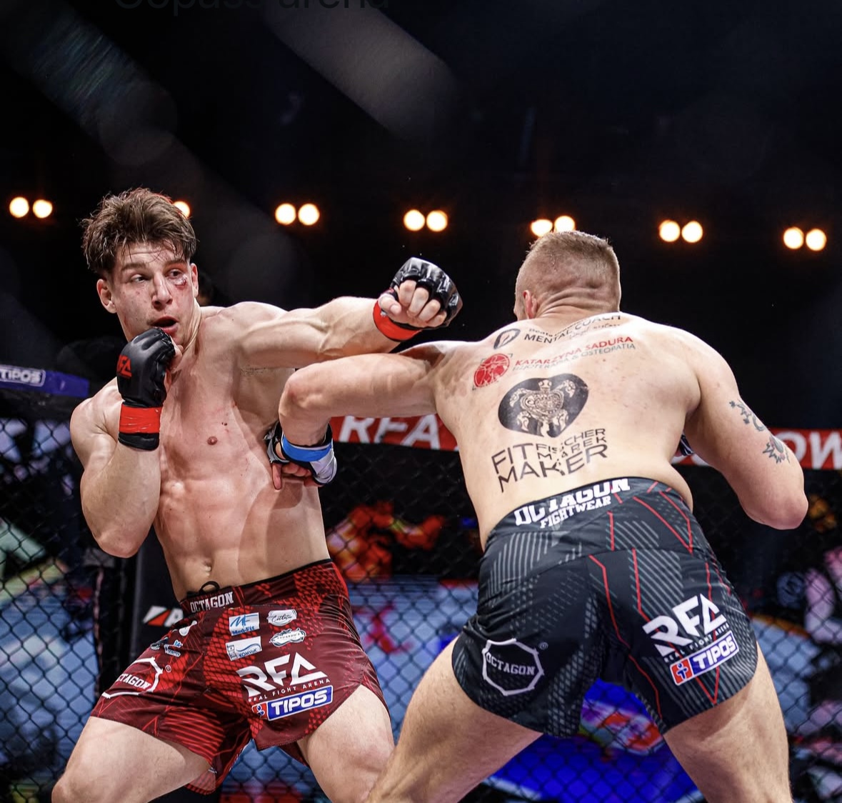 Zápasník Wolf Fight Club počas MMA zápasu v klietke